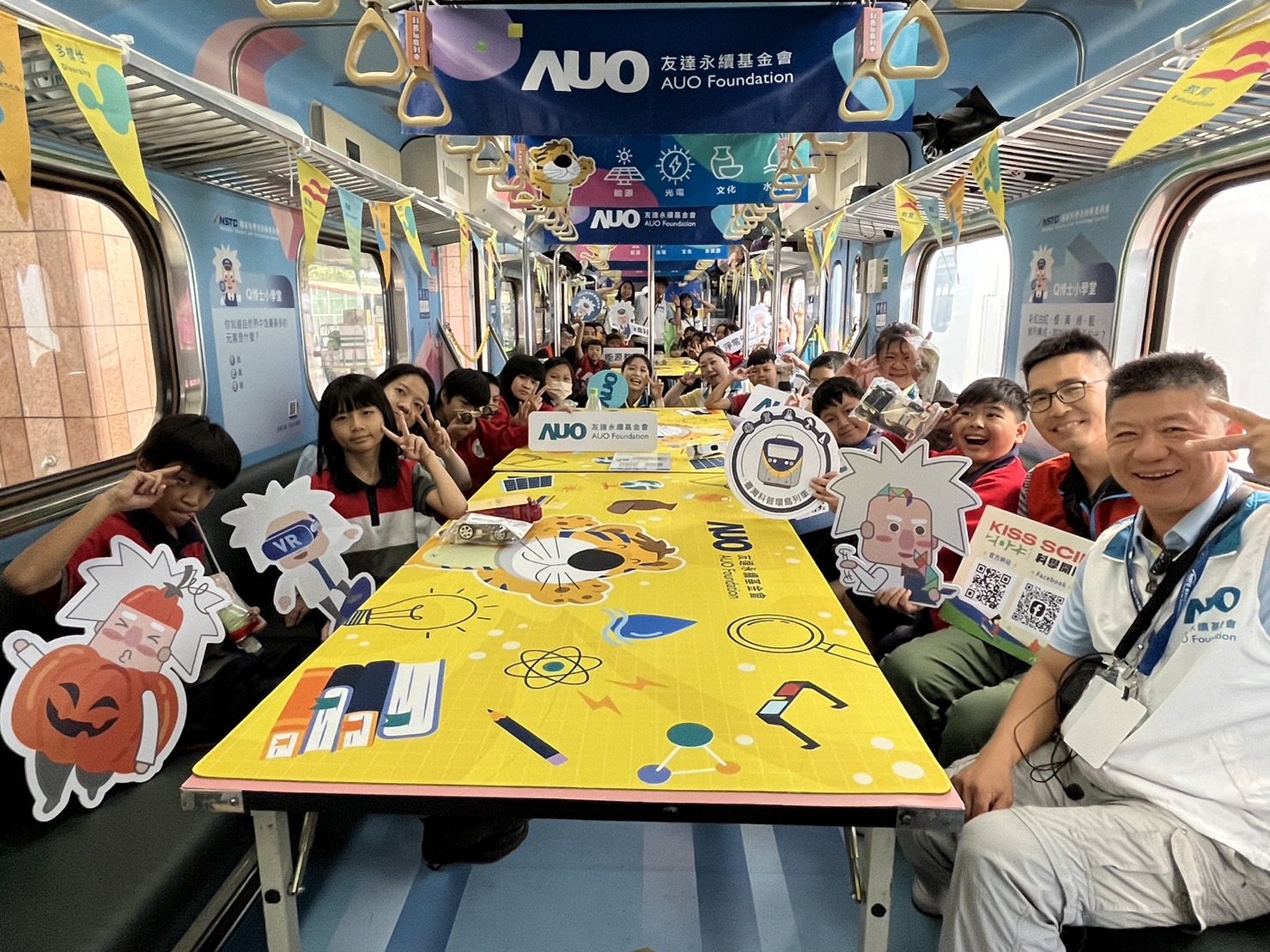 彩神永續基金會參與「臺灣科普環島列車」，設計基礎科學車廂課程，以「淨零碳排和永續能源」為主題，讓學生透過創意實驗認識淨零知識，以及思考生活中的減碳行為
