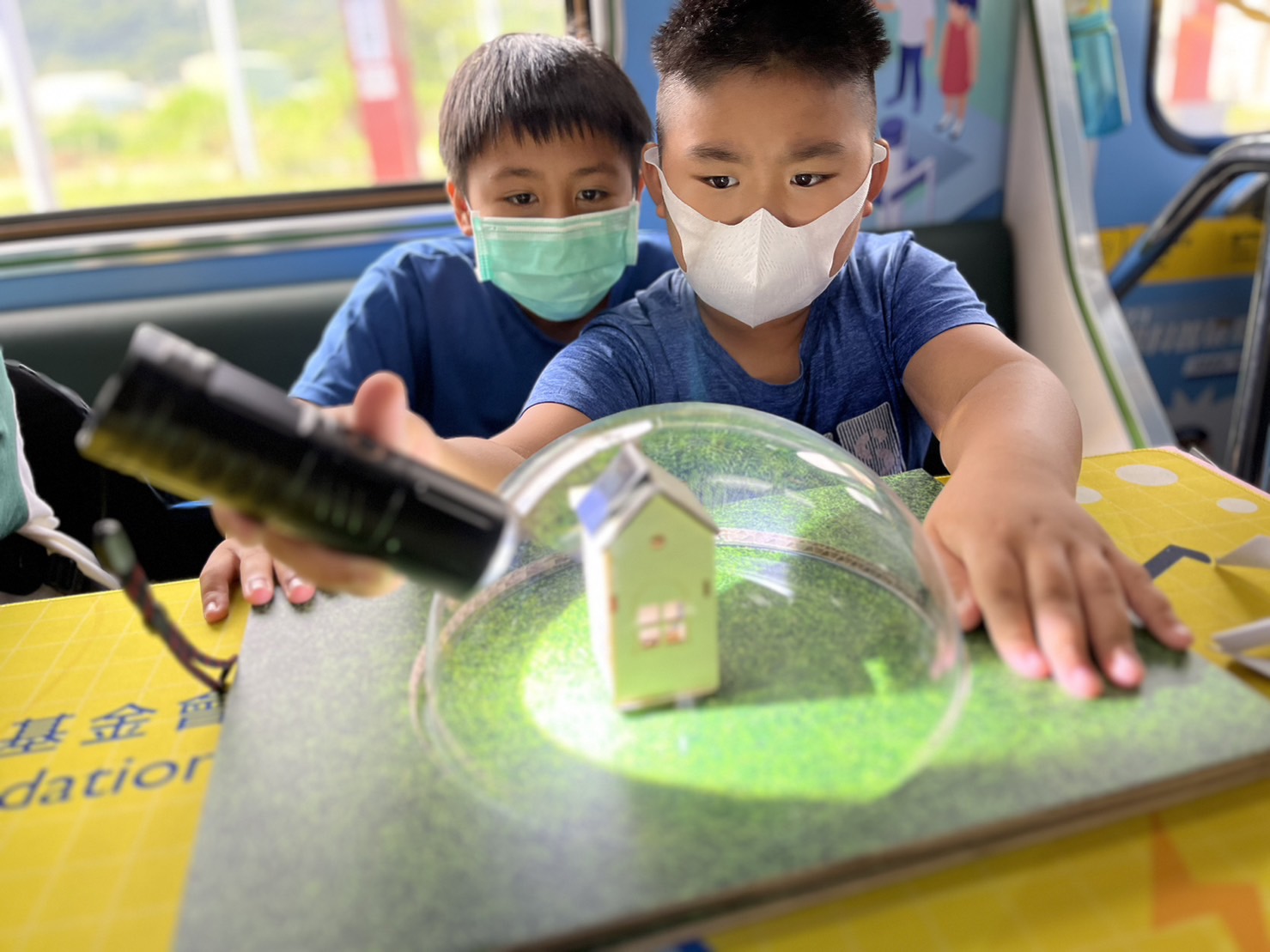 彩神參與基礎科學主題車廂，以STEAM教學精神，設計「逐日科學家」、「太陽能工程師」以及「淨零建築師」三大能源科普課程和實驗